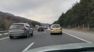 Трафикът по автомагистрала Тракия се осъществява с повишено внимание в