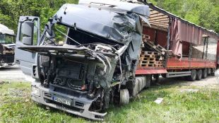 Четири тежкотоварни камиона се удариха край Смядово и блокираха за