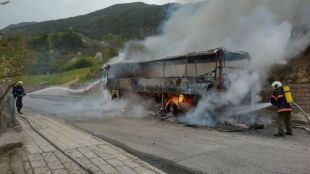 Автобус изгоря близо до Клисура Най вероятно техническа неизправност е станала причина