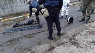 Шокиращите кадри на тела пръснати из улица в украинския град