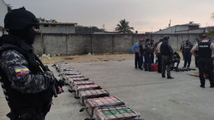 Властите в Еквадор конфискуваха днес близо 2 5 тона кокаин укрит