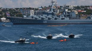 Флагманът на Черноморския флот на Руската федерация крайцерът Москва остава