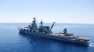 Ракетният крайцер Москва флагманът на руския Черноморски флот който беше