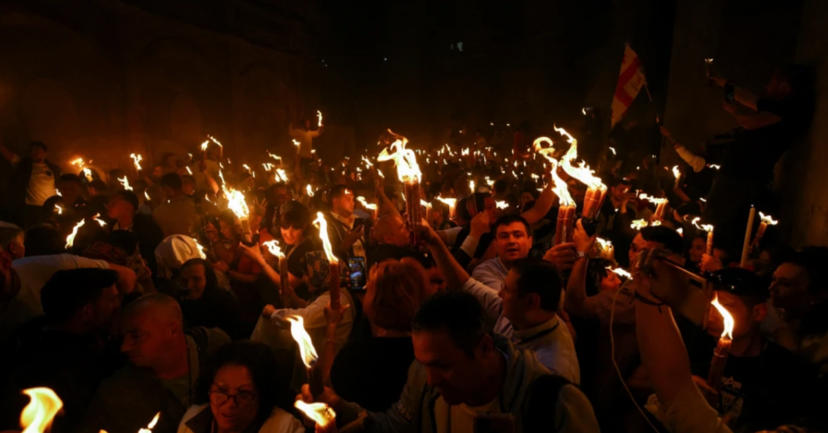 Благодатният огън слезе в Йерусалим, съобщи Ройтерс. Много православни християни