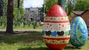 Огромни шарени яйца украсиха центъра на Видин в навечерието на