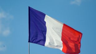 Официалните резултати от Франция сочат засега победа за настоящият президент