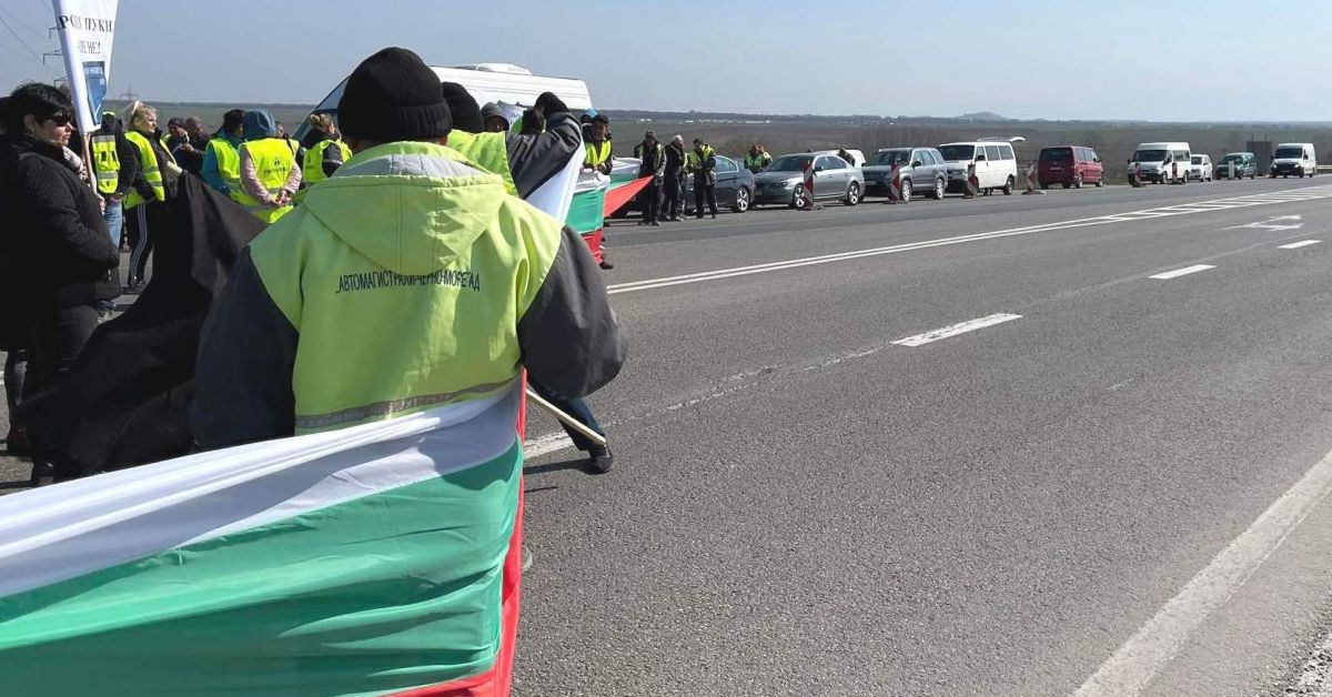 Работниците в шуменската фирма Автомагистрали-Черно море, които днес блокираха 4