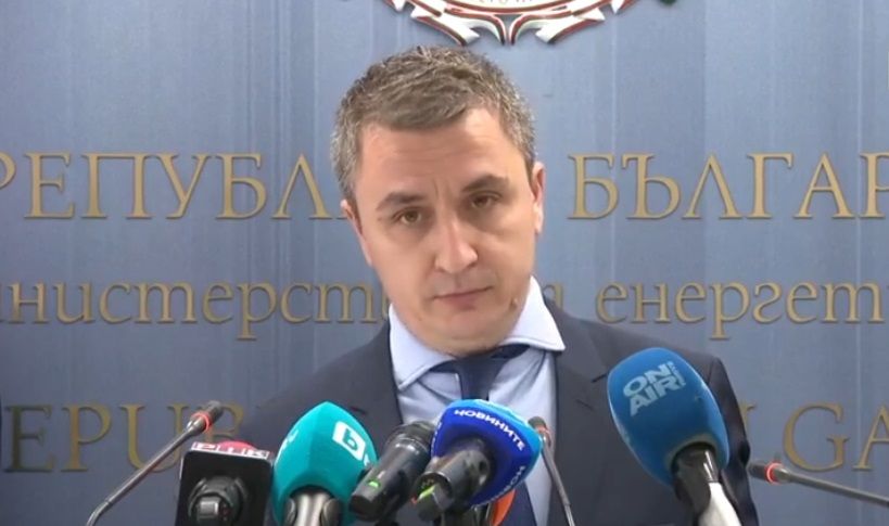 Министърът на енергетиката Александър Николов дава изявление във връзка със