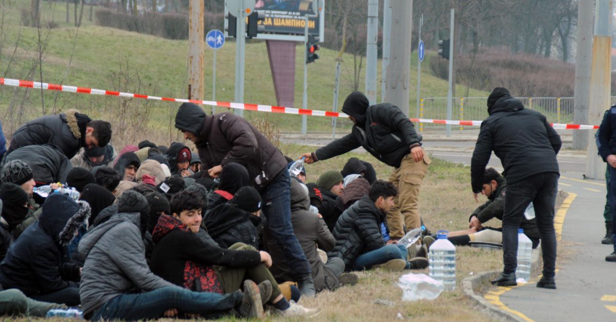Полицаи от Карлово заловиха мигранти, превозвани от бежанци.Към 7:00 часа