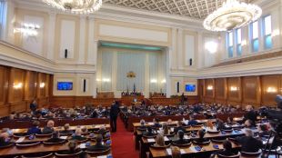 Скандал прекъсна заседанието на Народното събрание малко след началото му