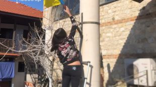 Активисти на партия Възраждане свалиха поставено украинско знаме на православен