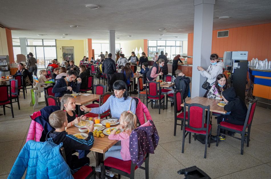В регистрационно-приемателните центрове има 1200 деца бежанци, като 437 от