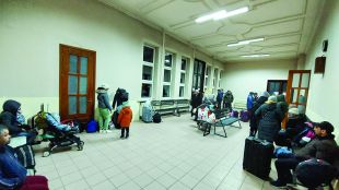 Управляващите бягат от отговорност за бежанцитеИскат украинците да могат да