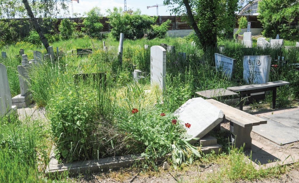 Цената на гробищно място на черно удари 15 000 леваОбщинари
