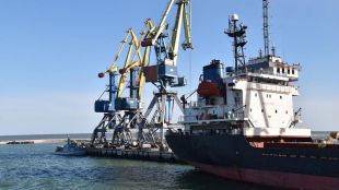 Търговски кораб напусна днес пристанището на град Мариупол за пръв