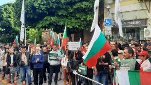 Оставка съд затвор скандираха пред областната управа във Варна недоволни