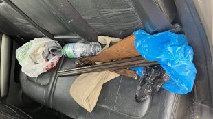 Незаконно притежавана ловна пушка и пистолет са иззети от двама