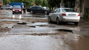 Проливен дъжд придружен с градушка наводни село Зайчино ореше което