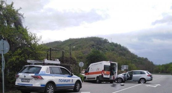 Линейка и лек автомобил се удариха челно на пътя Симитли-Банско,