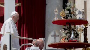 Папа Франциск провъзгласи днес за светци десет видни фигури от