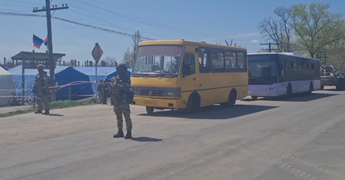 Около 80 цивилни са евакуирани от обсадения стоманодобивен завод Азовстал