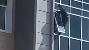 36 годишен мъж спаси 3 годишно момиченце висящо от прозореца на дома