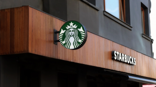 Старбъкс Корпорейшън Starbucks Corp потвърди в понеделник че компанията ще