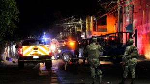 Въоръжени лица убиха 10 души при нападение срещу хотел и