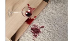 Как да премахнем петна от вино по килима