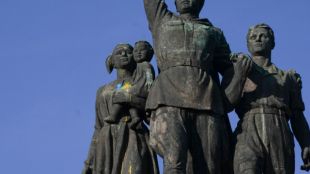 Рано тази сутрин едната от фигурите на паметника на Съветската
