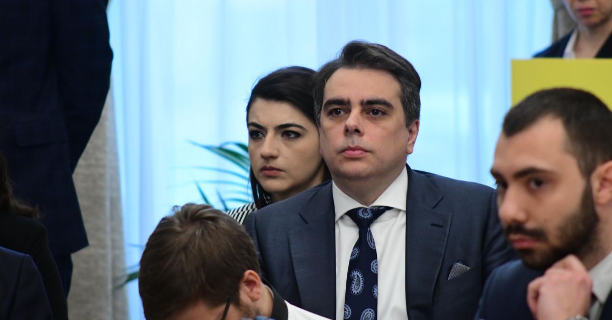 Финансовият министър Асен Василев свиква днес спешен финансов и икономически