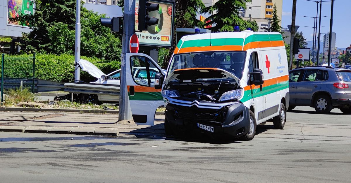 Катастрофа между линейка на Военномедицинска академия и автомобил предизвика огромно