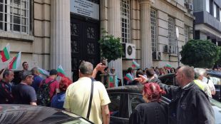 Превозвачите започнаха ежедневни протести пред Министерството на транспорта Протестът ще