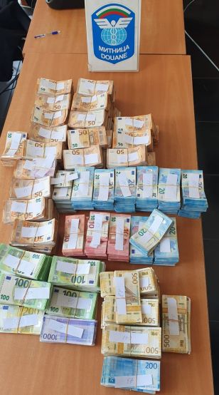 Митническите служители от Митница Бургас откриха недекларирана валута с левова