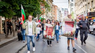 Стотици българи ликуваха по улиците на София на „Парад на буквите“ (СНИМКИ)