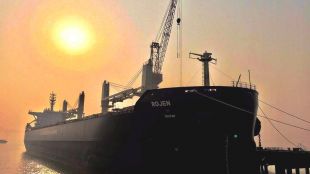Българският кораб Рожен натоварен с украинска царевица потегли от пристанището