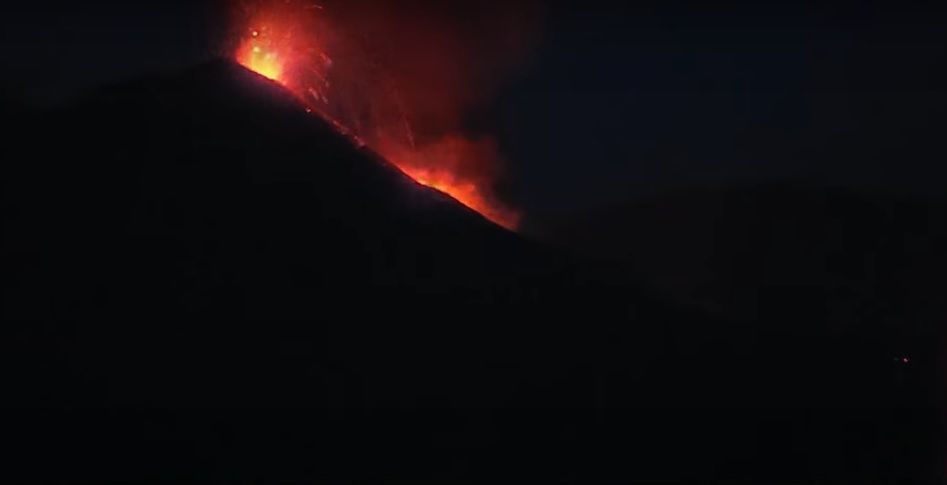 Най-активният вулкан в Европа, Етна, отново предложи зрелищна гледка с