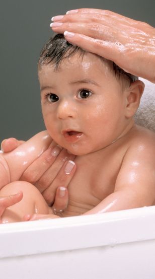 Омазнява кожата запушва поритеКозметиката с надпис за бебета изглежда безобидна