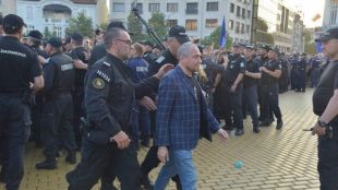 Докато Кирил Петков и Никола Минчев говореха пред протестиращите пред