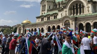 Граждани в София на протест срещу цените на горивата Исканията
