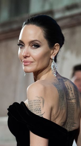 Татуировките на Анджелина Джоли отправят послания