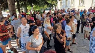 Жители на врачанския квартал Бистрец се събраха на протест пред