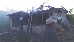Пожар остави безработно и болно семейство без къща в шуменското