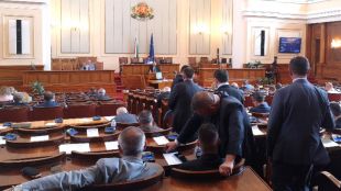 В декларация от парламентарната трибуна от ГЕРБ обвиниха управляващите че