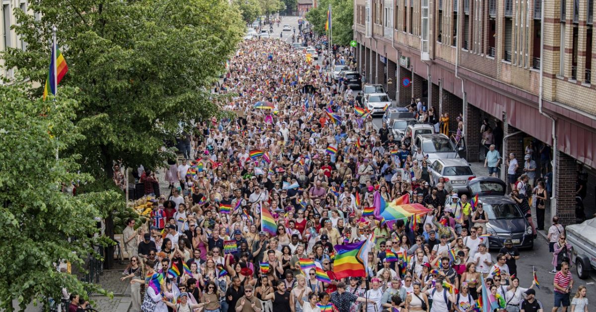 Хиляди проведоха гей парад в Осло въпреки терористичния акт в