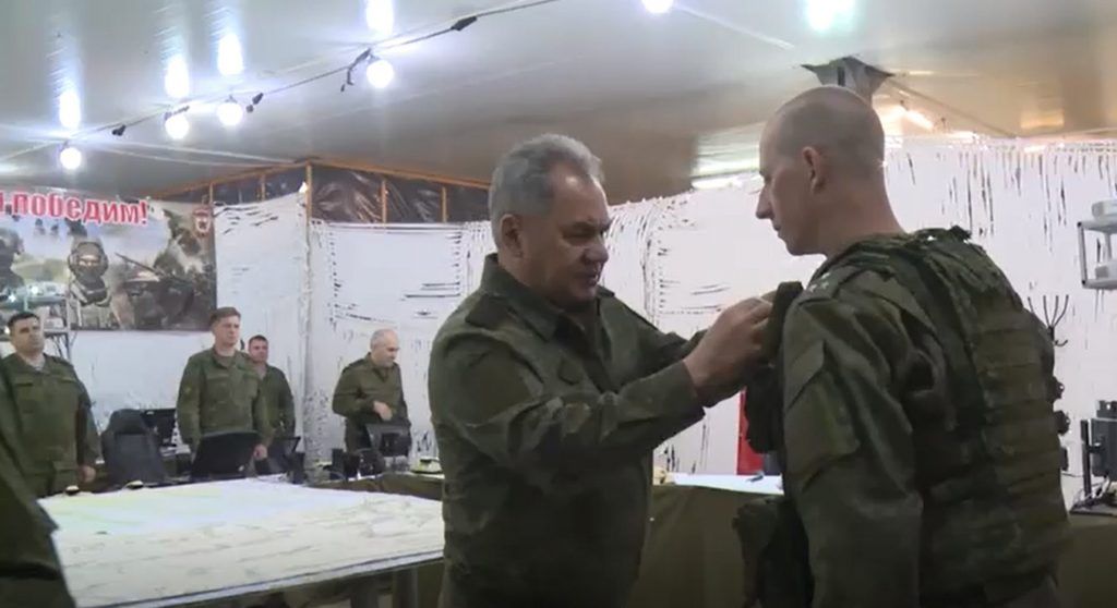 Руският министър на отбраната Сергей Шойгу инспектира руски военни части,