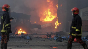 Най малко 34 души загинаха в пожар и експлозия в склад