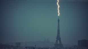 Силни бури връхлетяха Франция в събота Един човек загина а