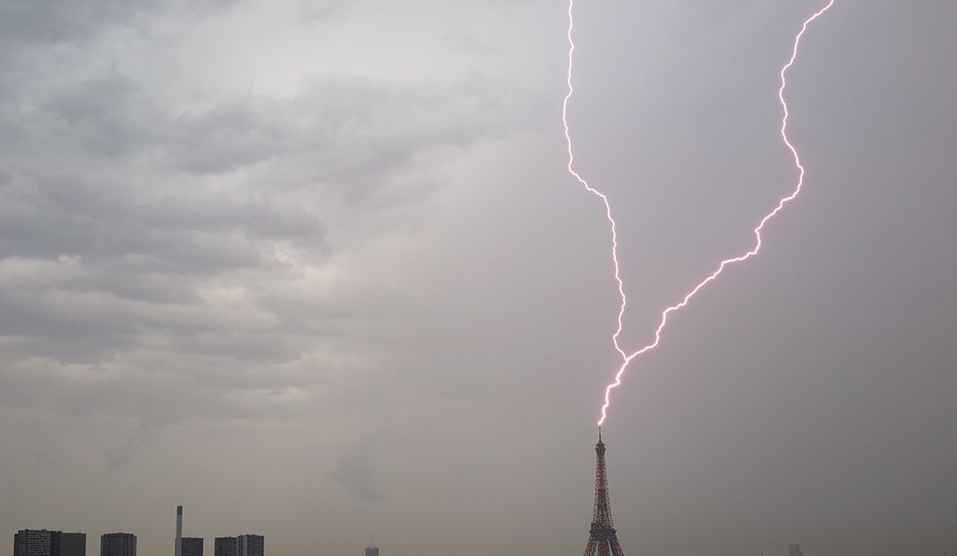 Мълния е ударила Айфеловата кула в Париж съобщава BFMTV. В