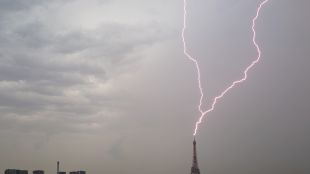Мълния е ударила Айфеловата кула в Париж съобщава BFMTV В
